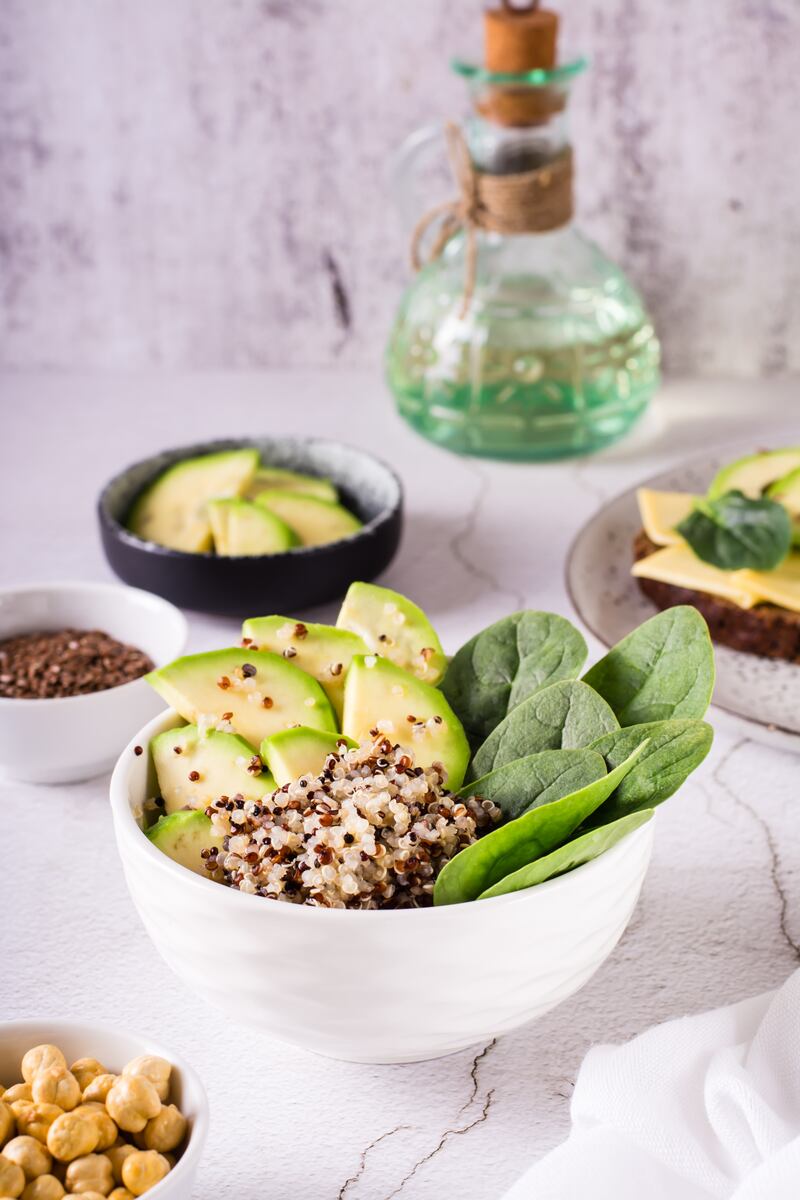 Ensalada de aguacate con quinoa
