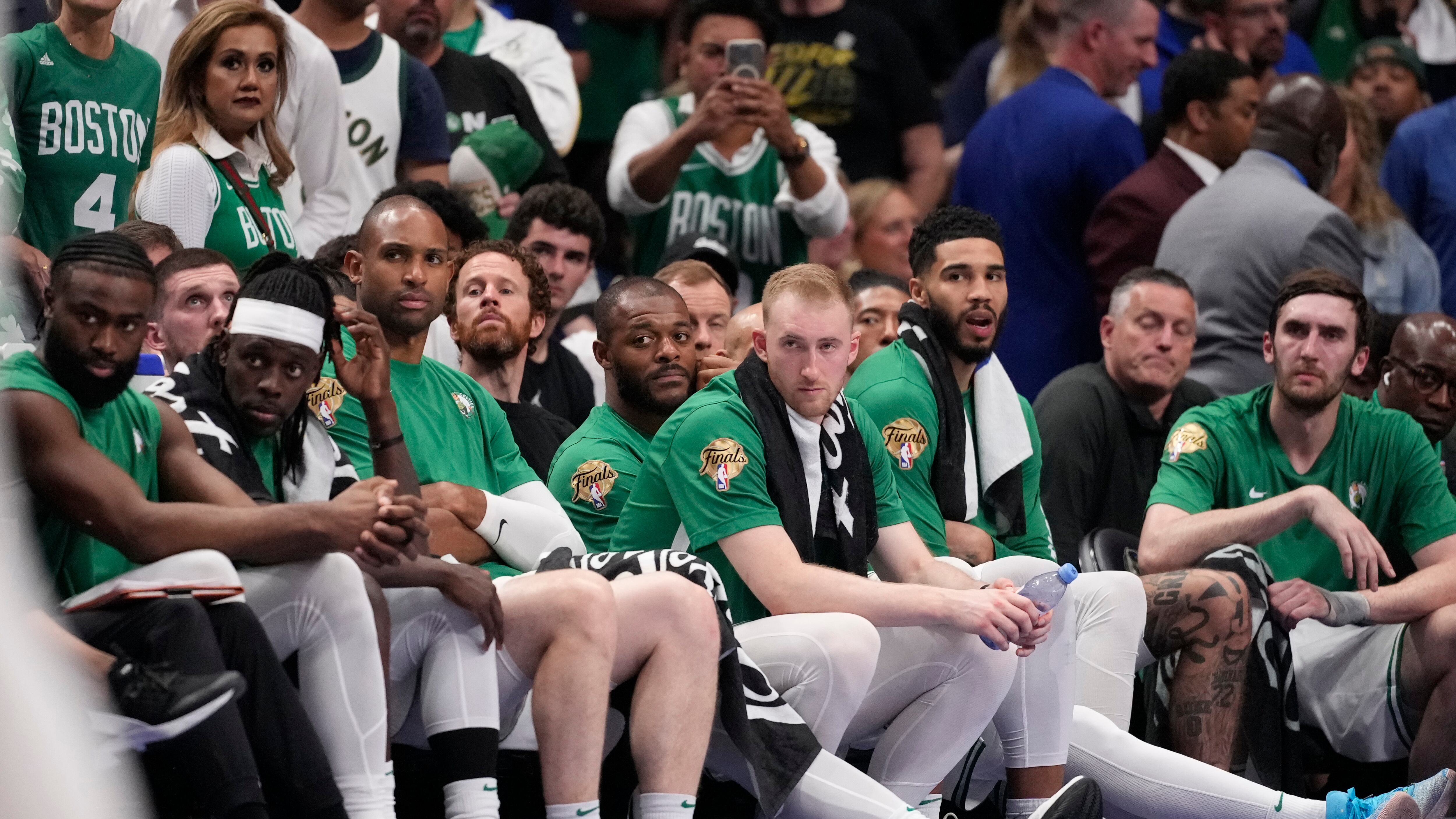 Jugadores de los Celtics de Boston sentados en el banquillo durante los momentos finales de la derrota ante los Mavericks de Dallas en el Juego 4 de las Finales de la NBA, el viernes 14 de junio, en Dallas. (AP Foto/Julio Cortez)