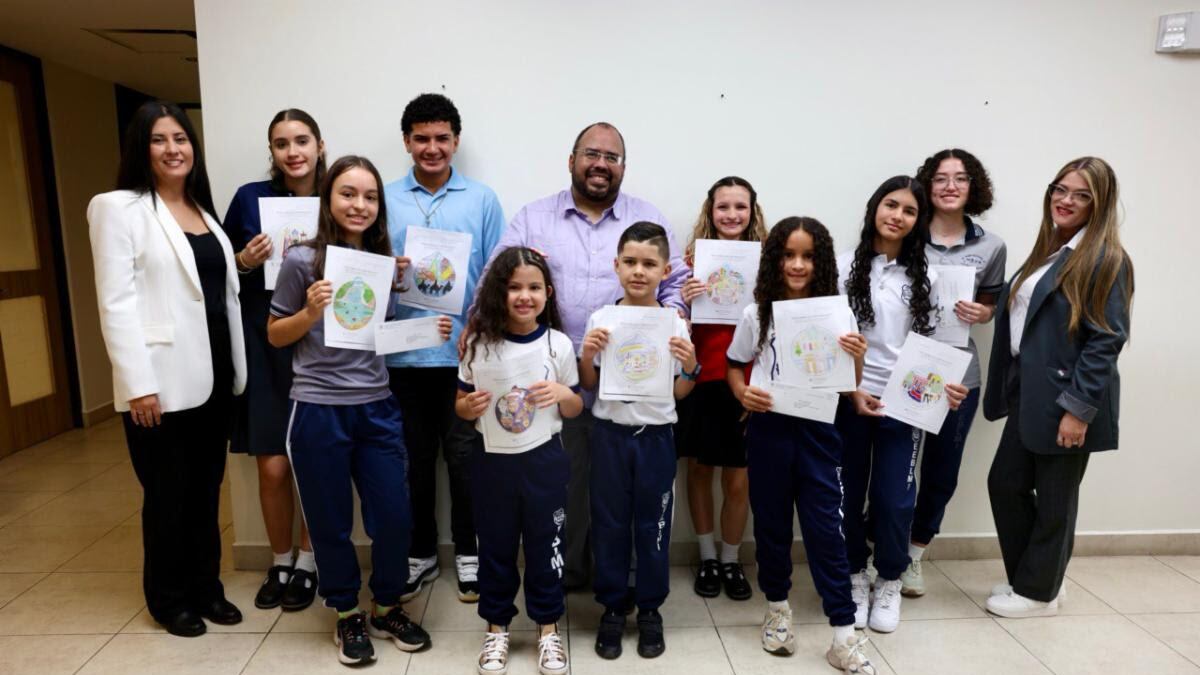 Educación premia a estudiantes destacados por su talento y logros internacionales