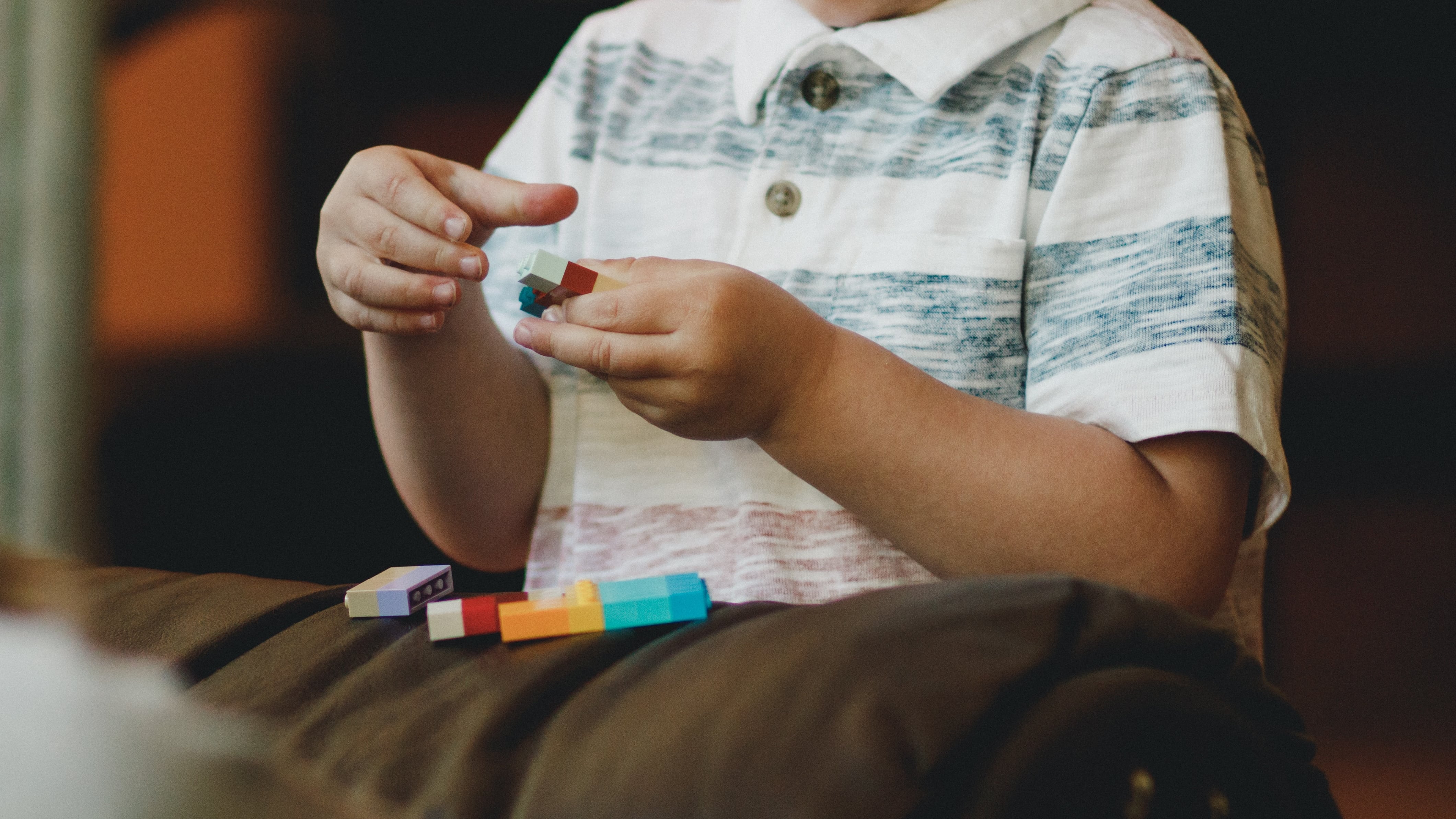 Criança brincando com peças de lego