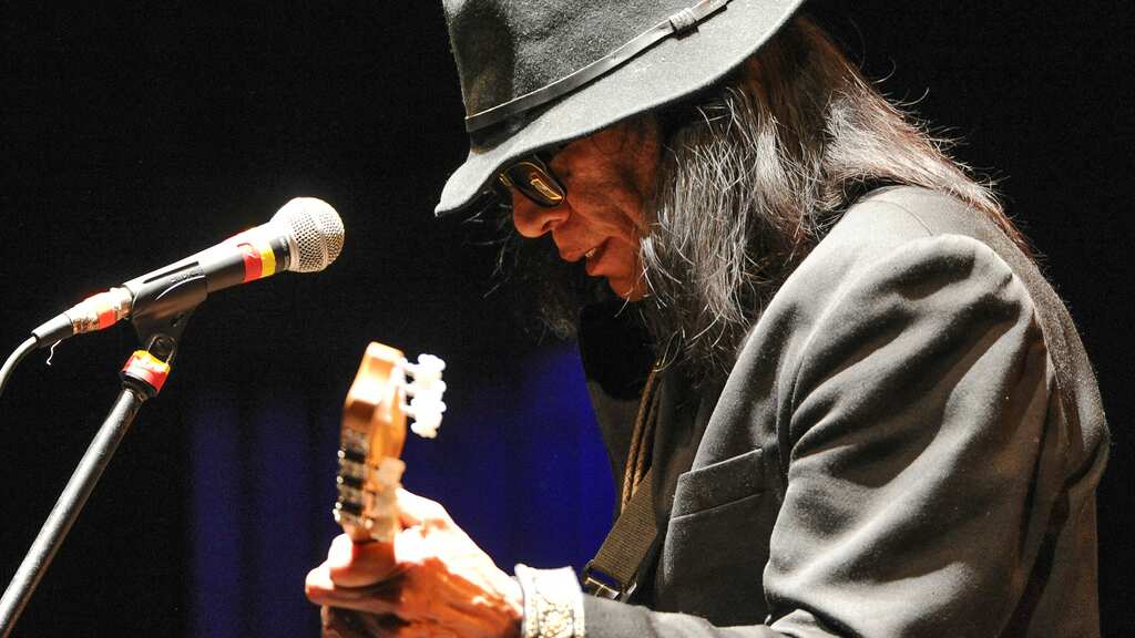 ARCHIVO- El cantautor Sixto Rodriguez se presenta en el Beacon Theatre el 7 de abril de 2013 en Nueva York. Rodriguez, quien fue retratado en el documental galardonado con el Oscar “Searching for Sugarman”, murió, informó el sito web Sugarman.org el martes 8 de agosto de 2023 y confirmó su nieta. Tenía 81 años. (Foto Evan Agostini/Invision/AP, archivo)