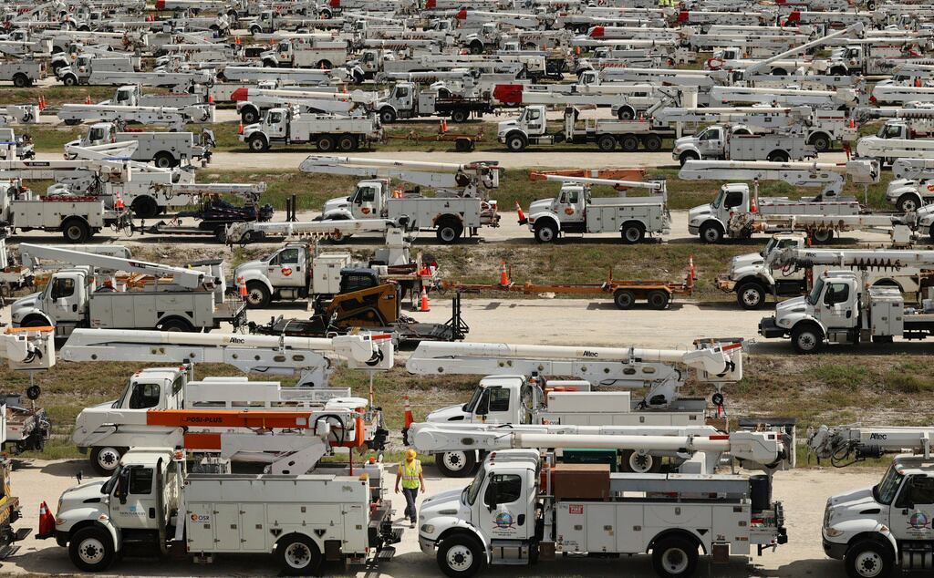 Cientos de camiones de una compañía de electricidad en The Villages, Fla. en preparación para el huracán Milton. (Stephen M. Dowell/Orlando Sentinel via AP)