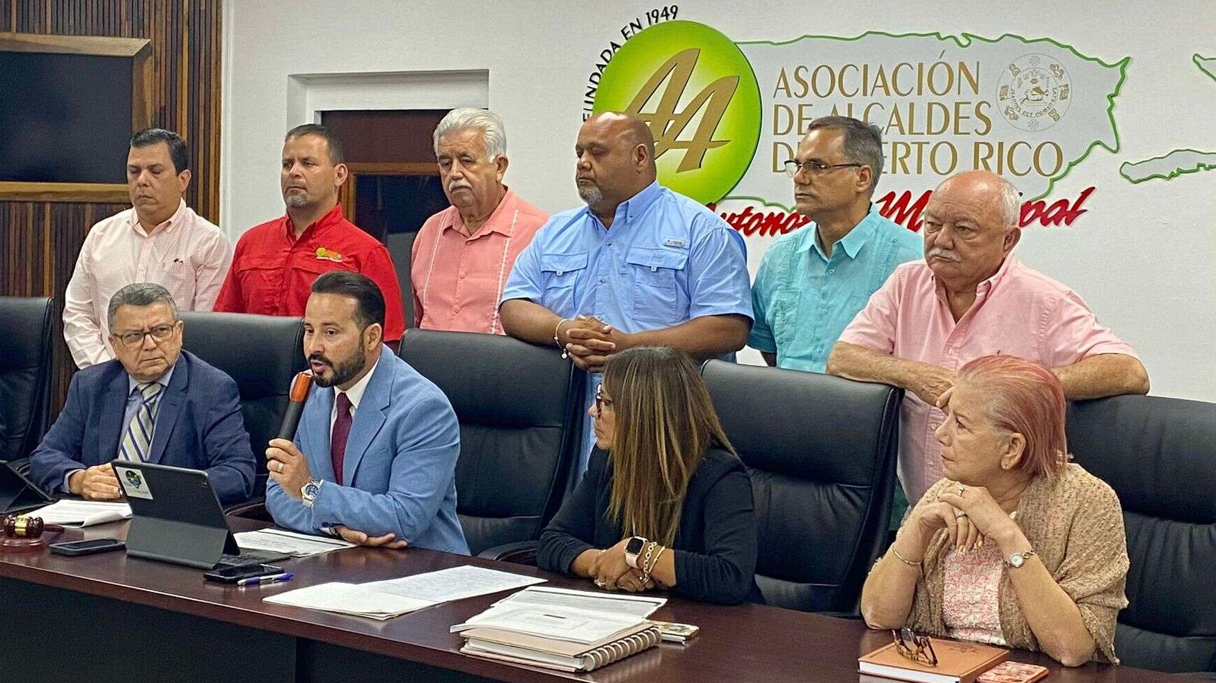 Asociación de Alcaldes cuestiona si el gobierno respalda propuesta de LUMA Energy sobre nuevo aumento en la factura.