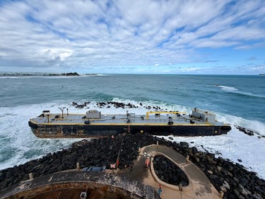 La embarcación permanece encallada en la zona del rompeolas frente al Castillo San Felipe del Morro en el Viejo San Juan.