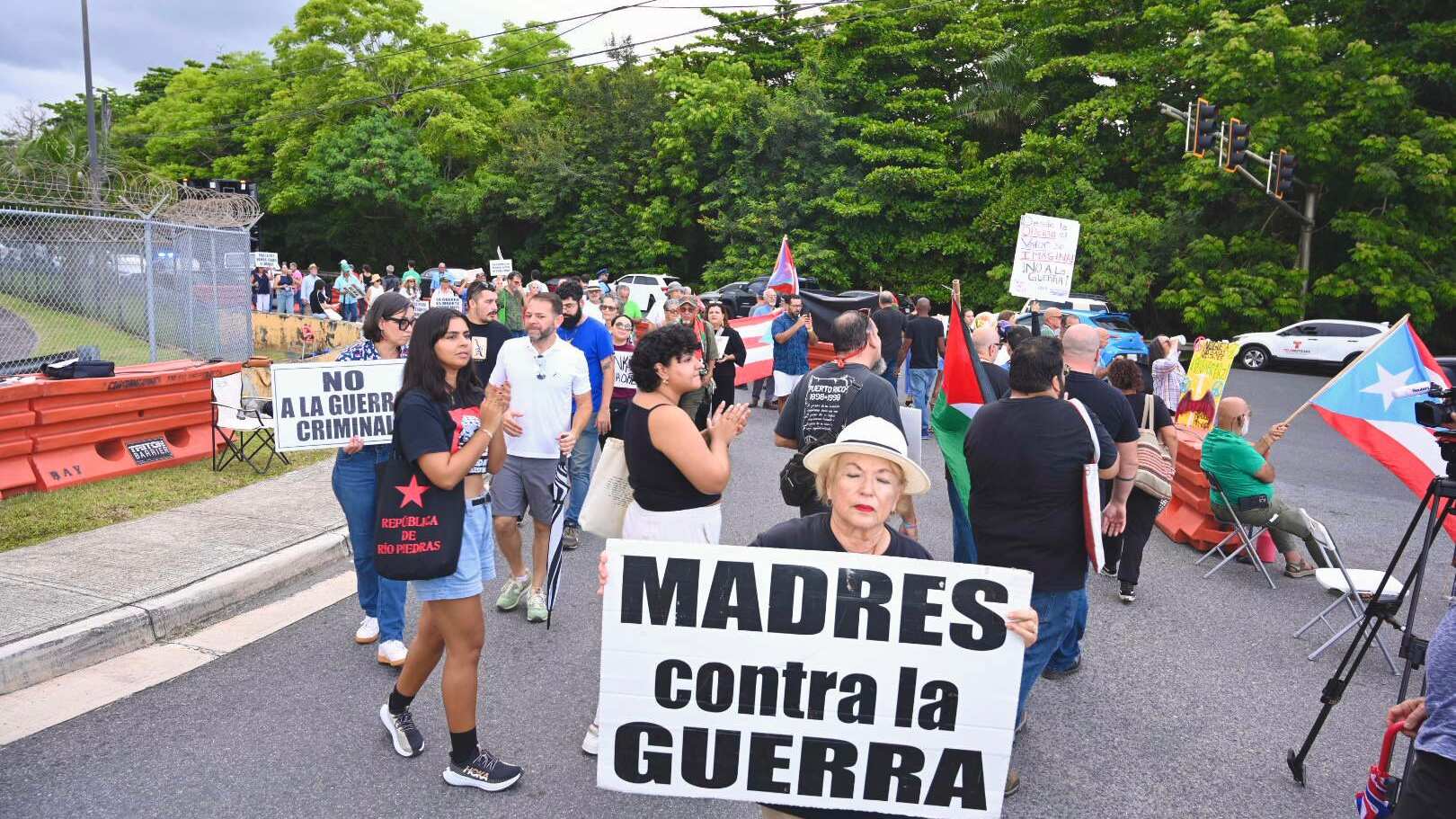 Integrantes de Madres contra la Guerra alzaron su voz en rechazo a la presencia de bases militares estadounidenses en Puerto Rico y exigieron el cierre inmediato de estas instalaciones.