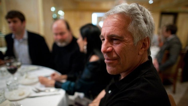 Revelan nuevo material del caso Epstein: fotos con Chomsky, Bill Gates y mensajes que apuntan a tráfico sexual