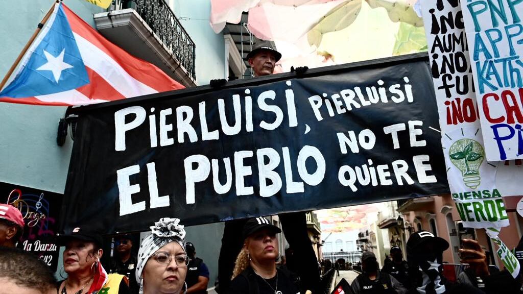 Manifestantes protestan contra LUMA Energy frente a la Fortaleza.