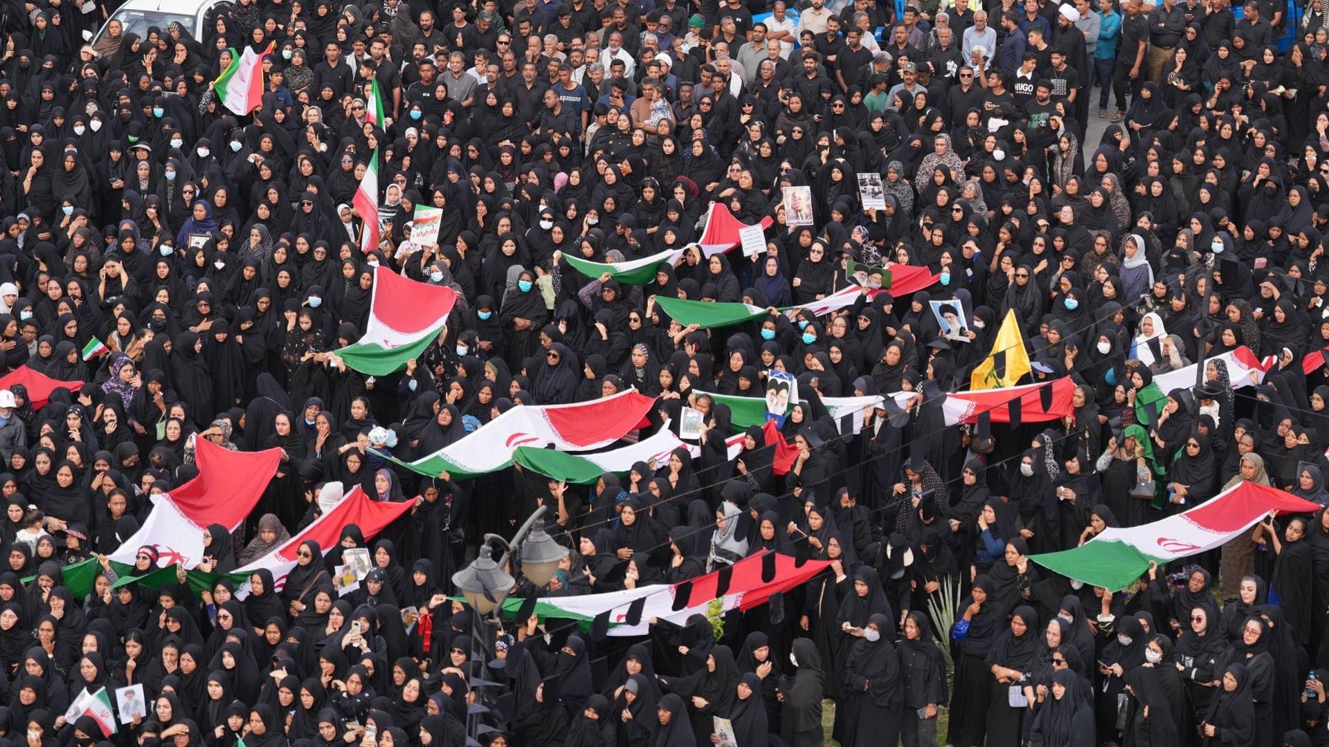 Centenares de personas despiden en Irán a los 165 muertos en el ataque a escuela infantil