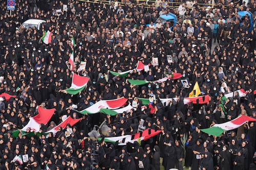 Irán despide a 165 niñas, maestros y padres muertos en ataque a escuela