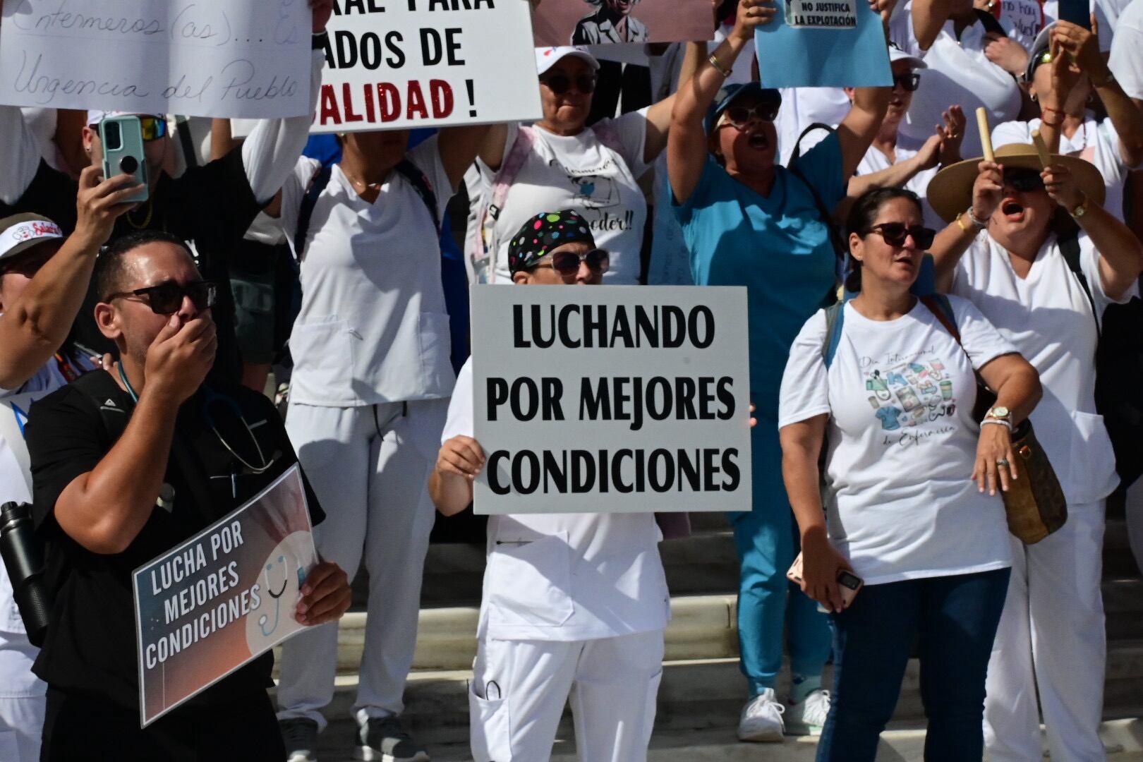 Enfermeras y enfermeros protestan por mejores condiciones laborales y mejores sueldos. Capitolio. San Juan. Metro PR 12 de junio de 2025