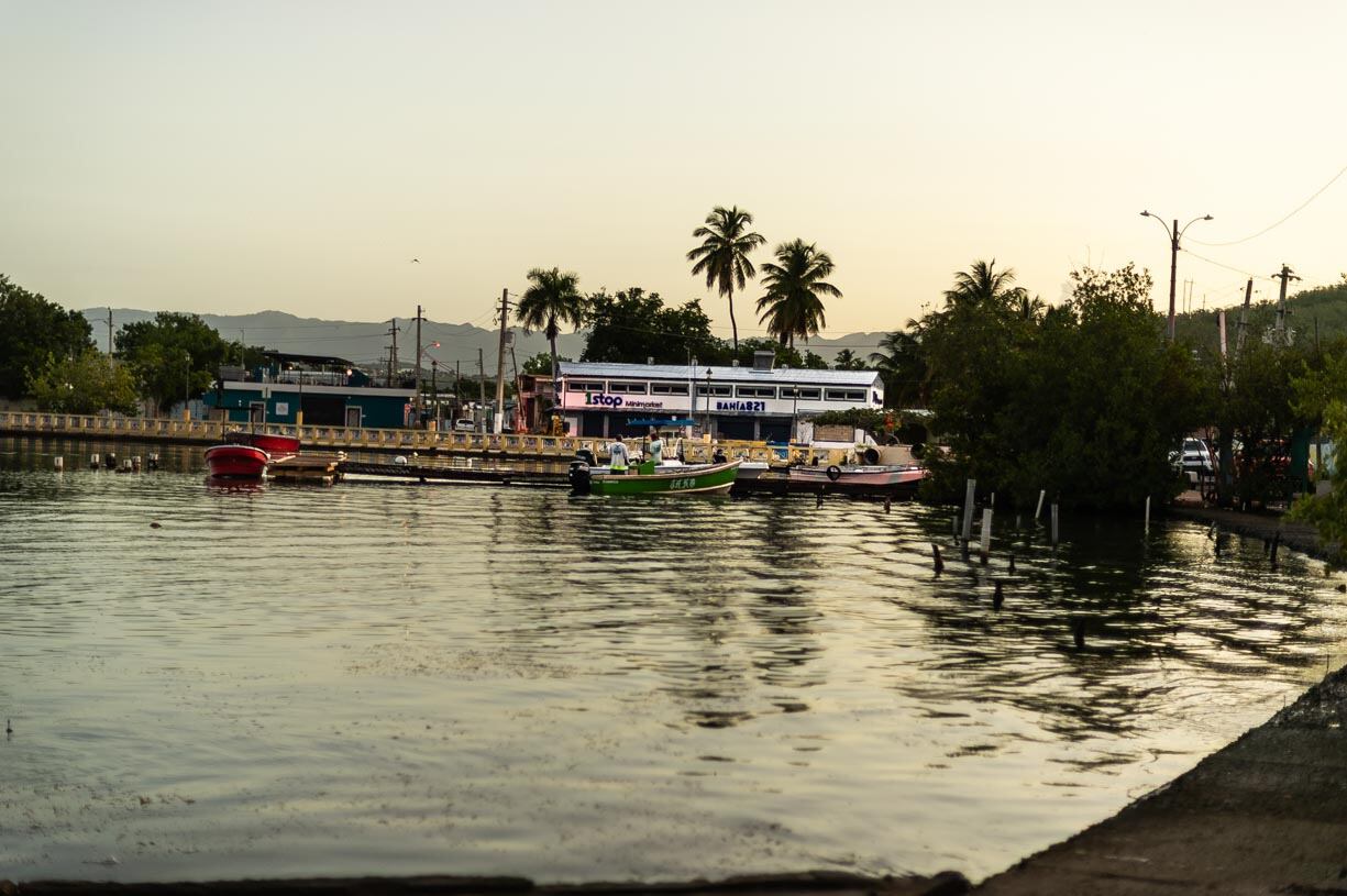 Los pescadores se preparan al amanecer para salir de la bahía para pescar. Diariamente viajan cerca de tres millas, lejos de la zona contaminada.
Foto por José Miguel Morales | Centro de Periodismo Investigativo