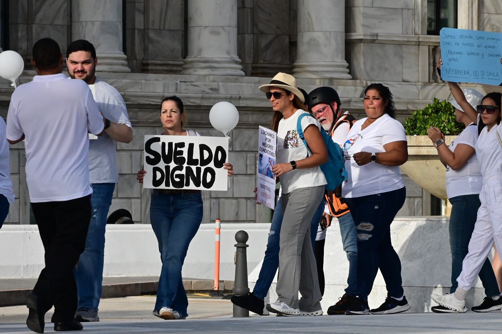 Las enfermeras y enfermeros protestan frente al Capitolio, demandando mejores condiciones de trabajo y salario. Capitolio, San Juan. Metro PR 12 de junio de 2025