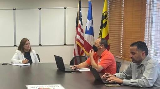 Alcaldesa de Morovis y el director regional del DTOP, Olvin Montalvo.