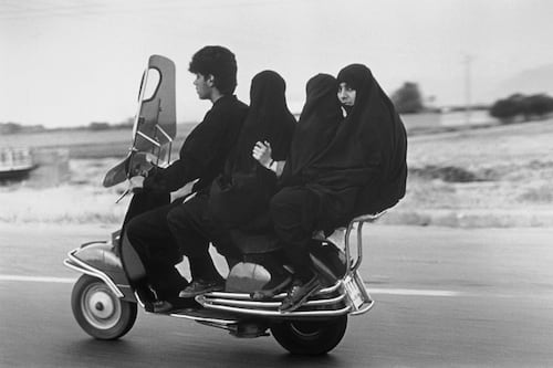 Irán comenzará a emitir permisos de conducir motoras a mujeres