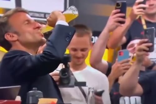 Presidente de Francia es viral por tomarse una cerveza completa en 18 segundos