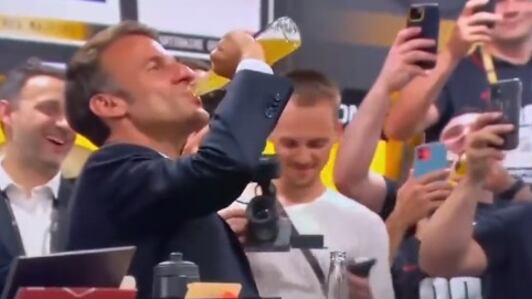 Presidente Emmanuel Macron sorprende a todos tomándose una cerveza en 18 segundos
