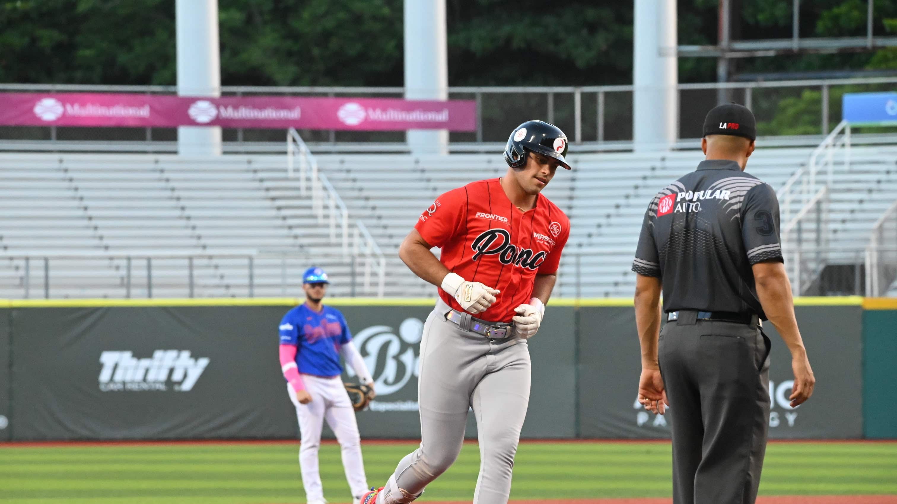 El jonrón de dos carreras de Chris Arroyo guió a los Leones a una victoria 2-1 sobre los Senadores.