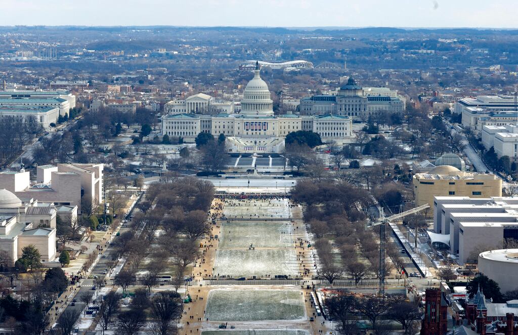 Una vista del Capitolio de los Estados Unidos y el National Mall desde lo alto del Monumento a Washington el día de la 60.ª investidura presidencial en la Rotonda del Capitolio de los Estados Unidos en Washington. (Brendan McDermid/Pool Photo via AP)