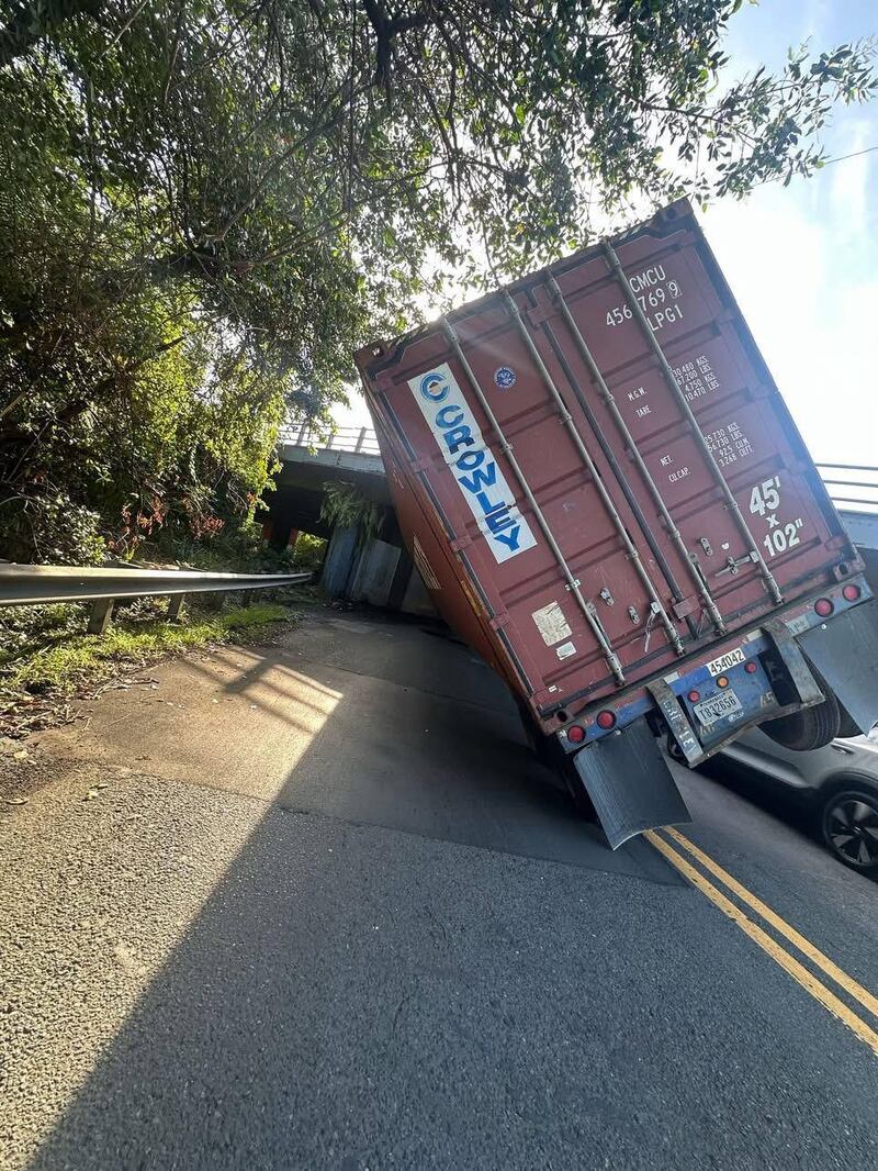 Accidente con camión en el expreso Kennedy.