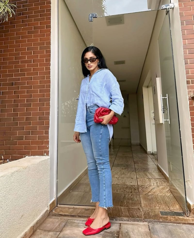 Jeans y zapatos rojos