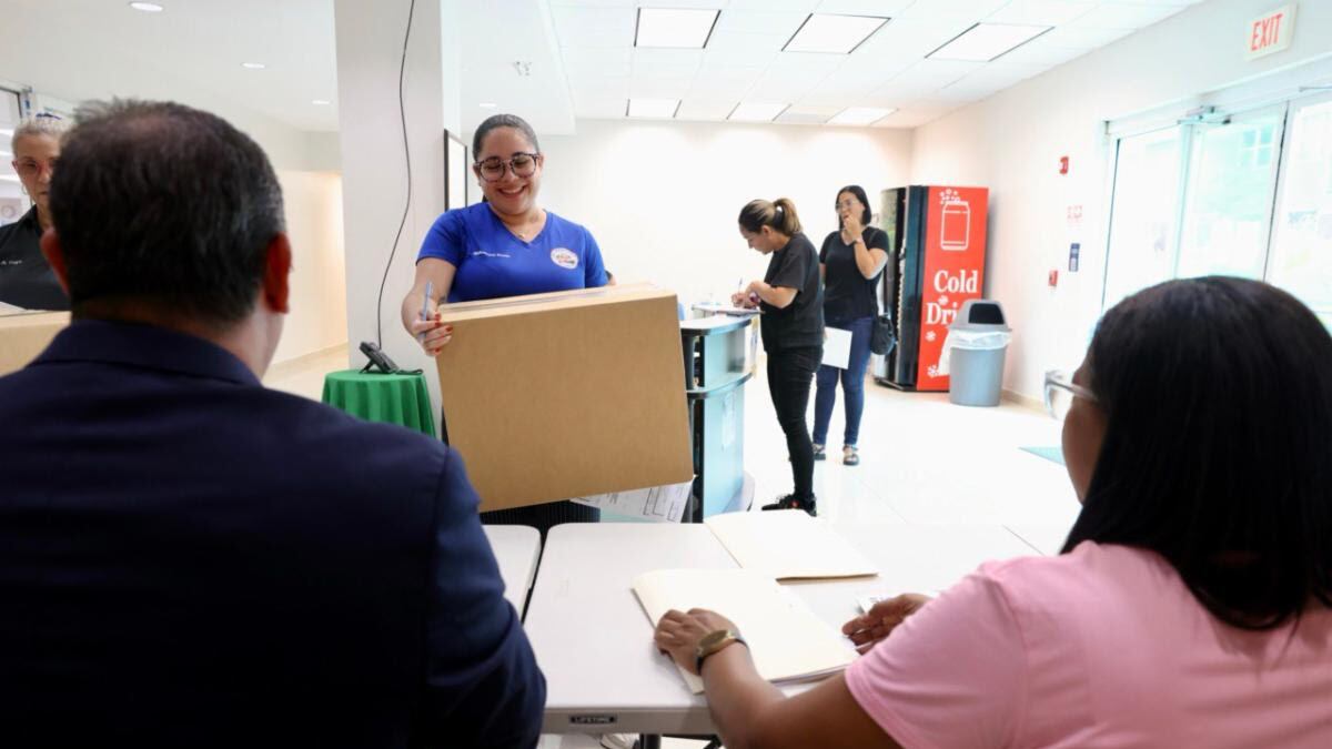 Departamento de Educación avanza con la entrega equipo tecnológico para las bibliotecas escolares