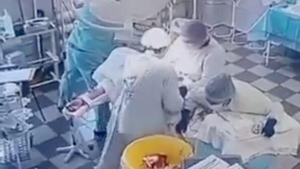 ¡Sorprendente! Cirujanos rusos continúan operación durante el sismo de 8.8 en Kamchatka