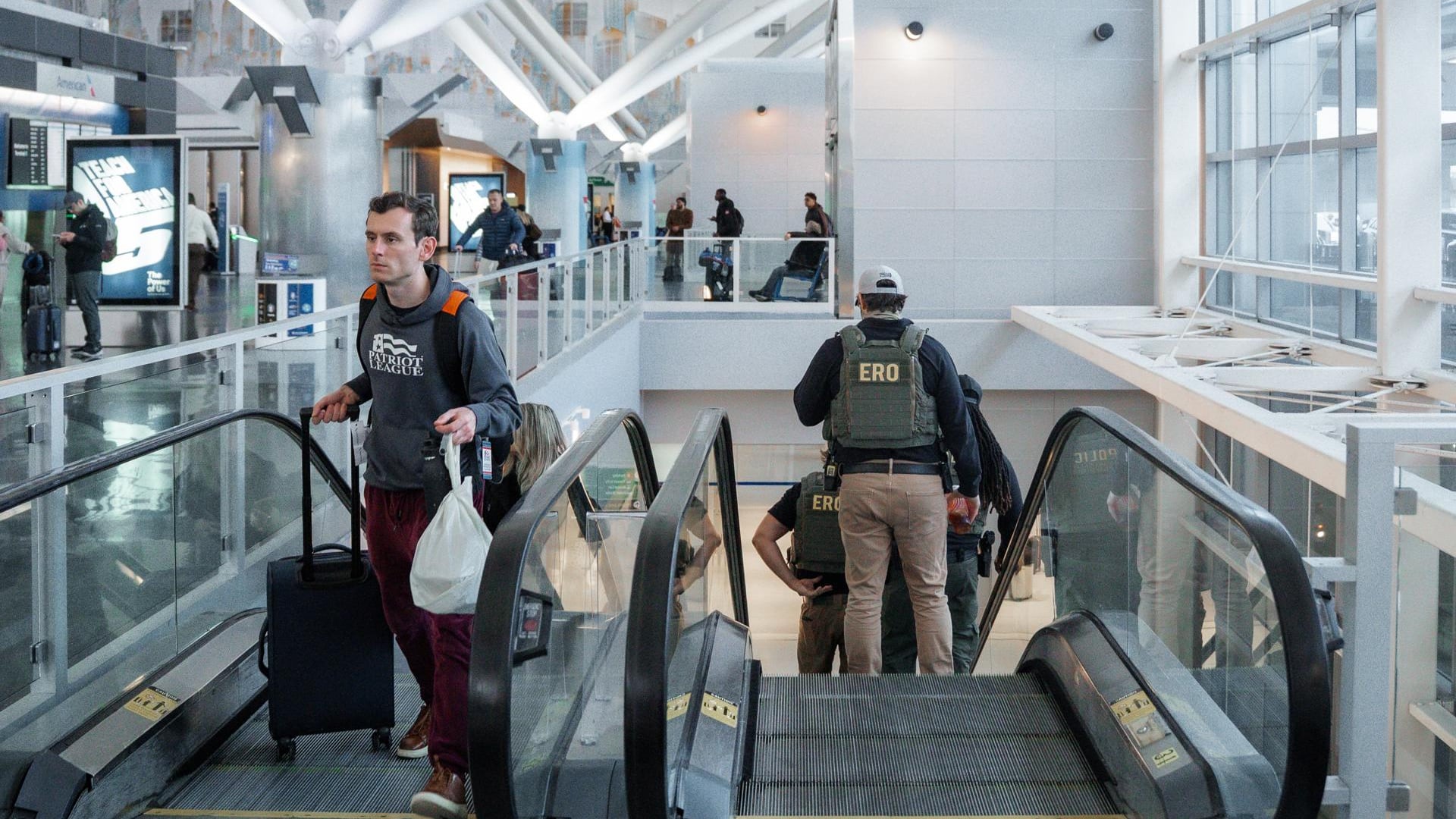 Los agentes de inmigración se despliegan en los aeropuertos JFK y Newark, en Nueva York