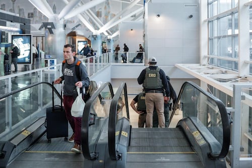 Llegan agentes del ICE a 14 aeropuertos en EEUU y Puerto Rico; se prevé ampliar la medida
