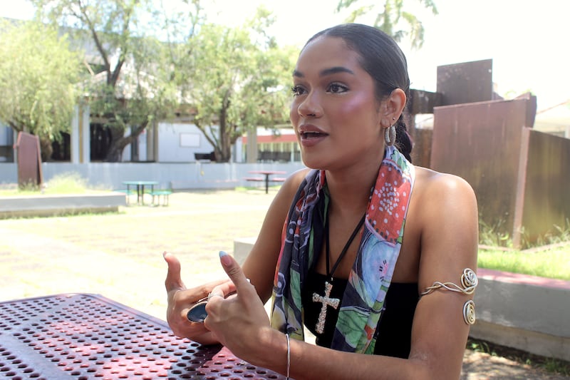 La estudiante Camila Bermúdez González, del Recinto de Humacao, explica la renuencia de algunos profesores con proyectos que abordan los temas de género.
Foto por Víctor Rodríguez Velázquez | Centro de Periodismo Investigativo