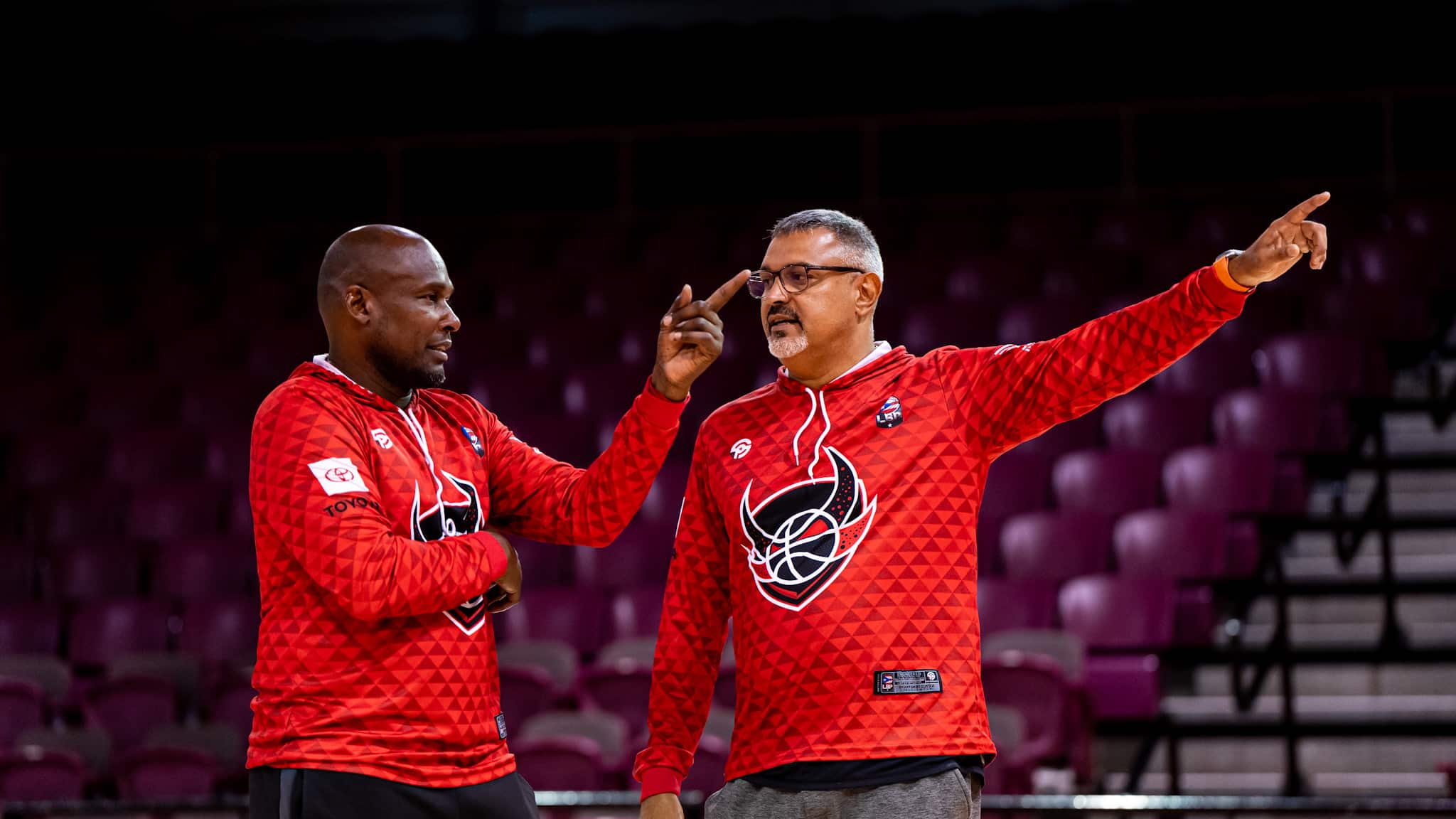 “Toñito” Colón y Eddie Casiano, dirigente de los Vejigantes.