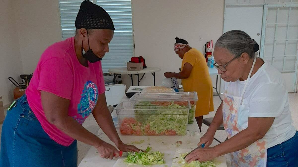 Como pasó tras el paso del huracán María, la organización Taller Salud preparó dos comedores comunitarios el día después del ciclón Fiona.