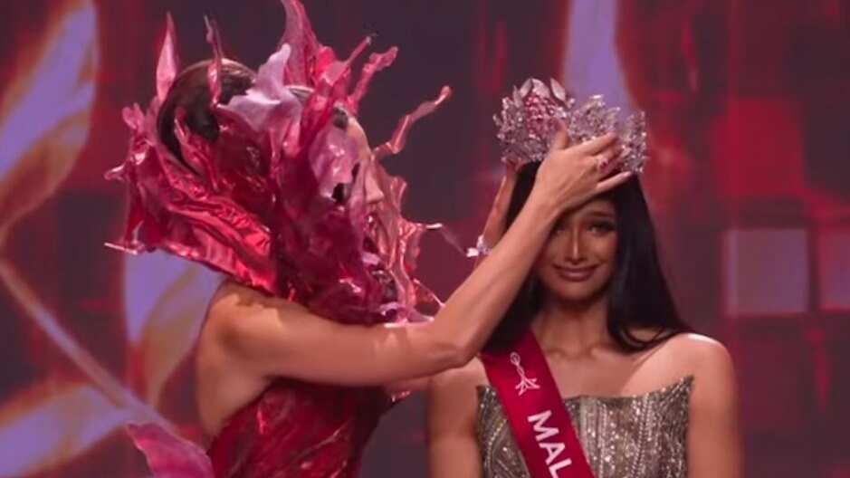 Rashmita Rasindran fue coronada por Luma Russo, Miss Charm 2023 de Brasil.