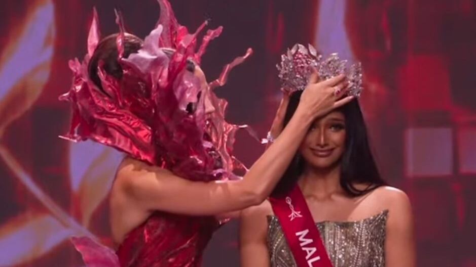 Rashmita Rasindran fue coronada por Luma Russo, Miss Charm 2023 de Brasil.