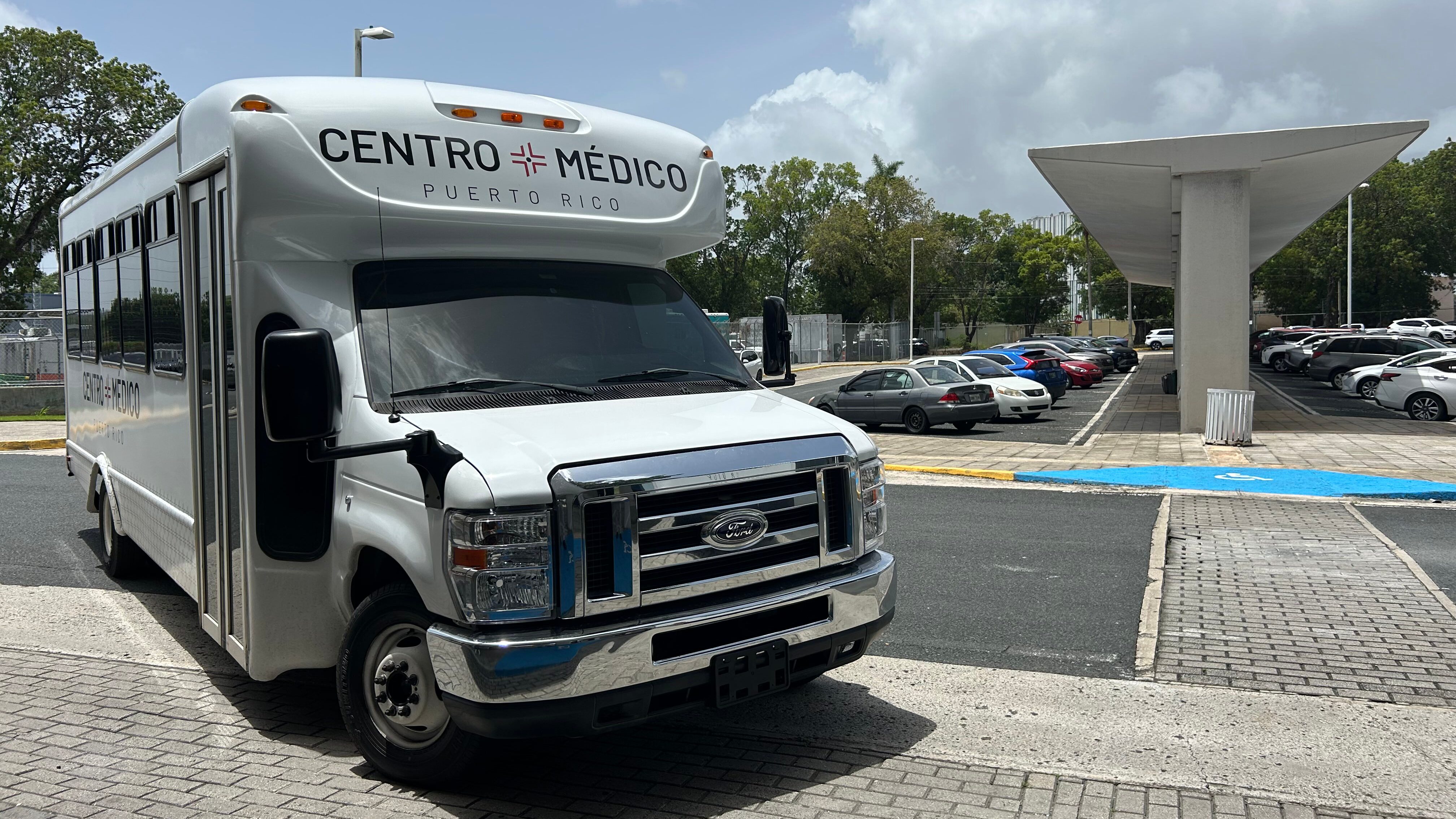 Trolley Centro Médico frente al estacionamiento temporero del Hospital Universitario de Adultos