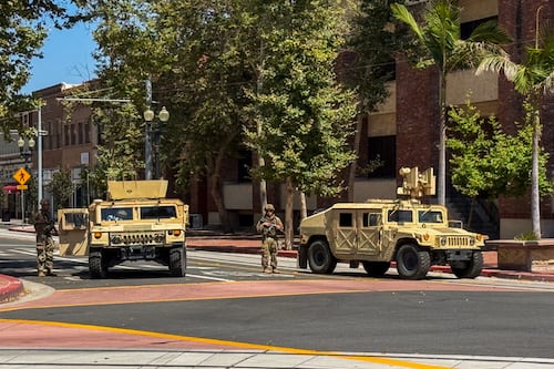 Juez federal bloquea temporalmente el despliegue de la Guardia Nacional en Los Ángeles