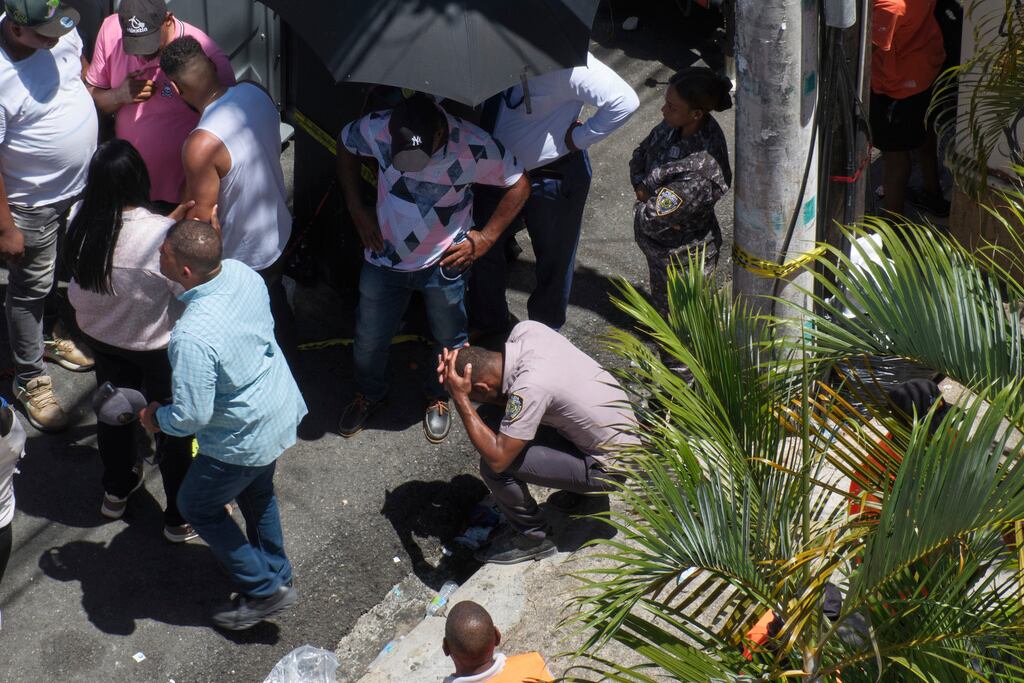 Un policía hace un alto durante la búsqueda de sobrevivientes en la discoteca Jet Set(Foto AP/Ricardo Hernández)