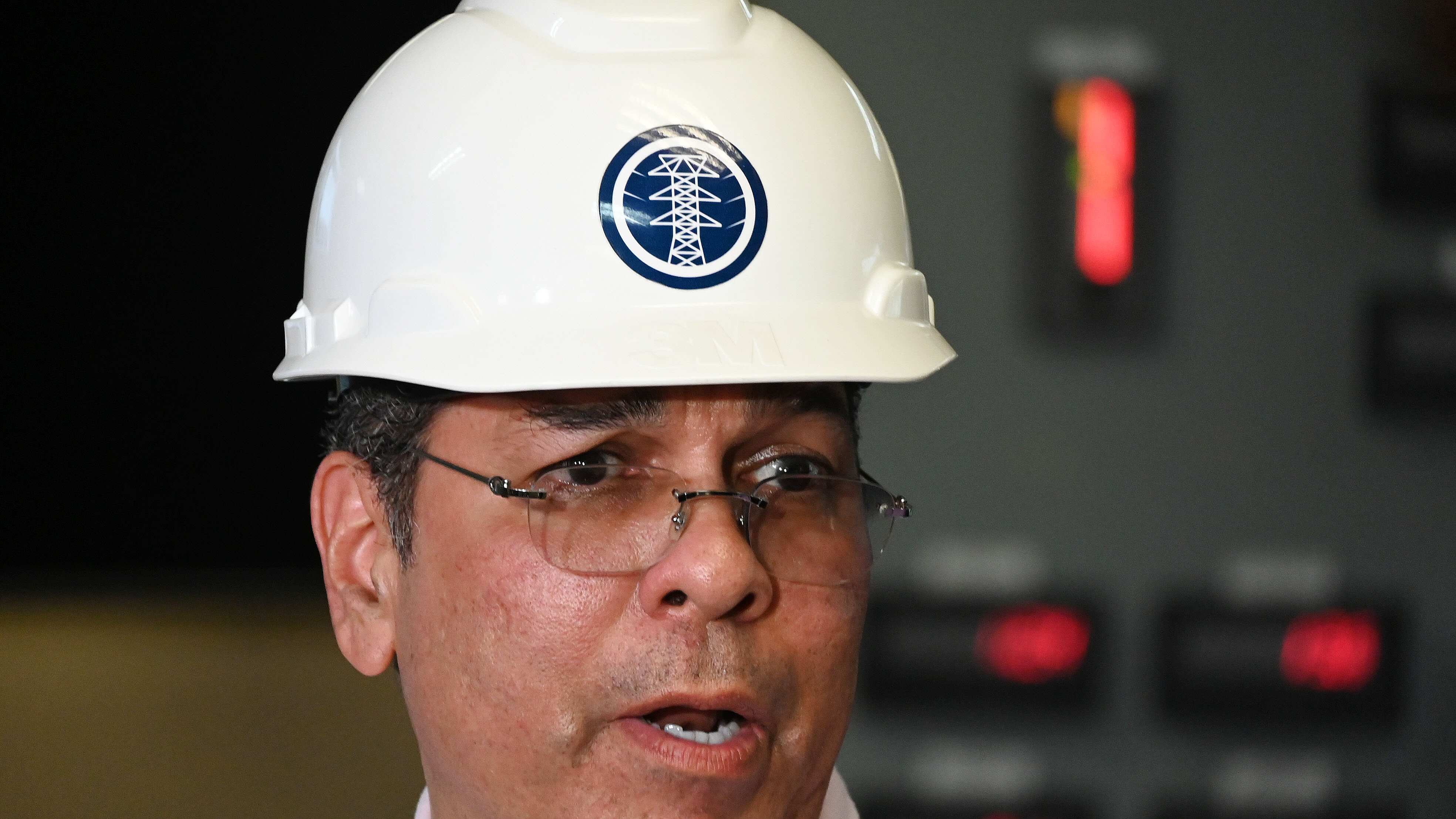 El Czar de la Energía, Josue Colón, realiza una vista ocular sobre la reparación de la unidad 4 de generación de la planta Palo Seco