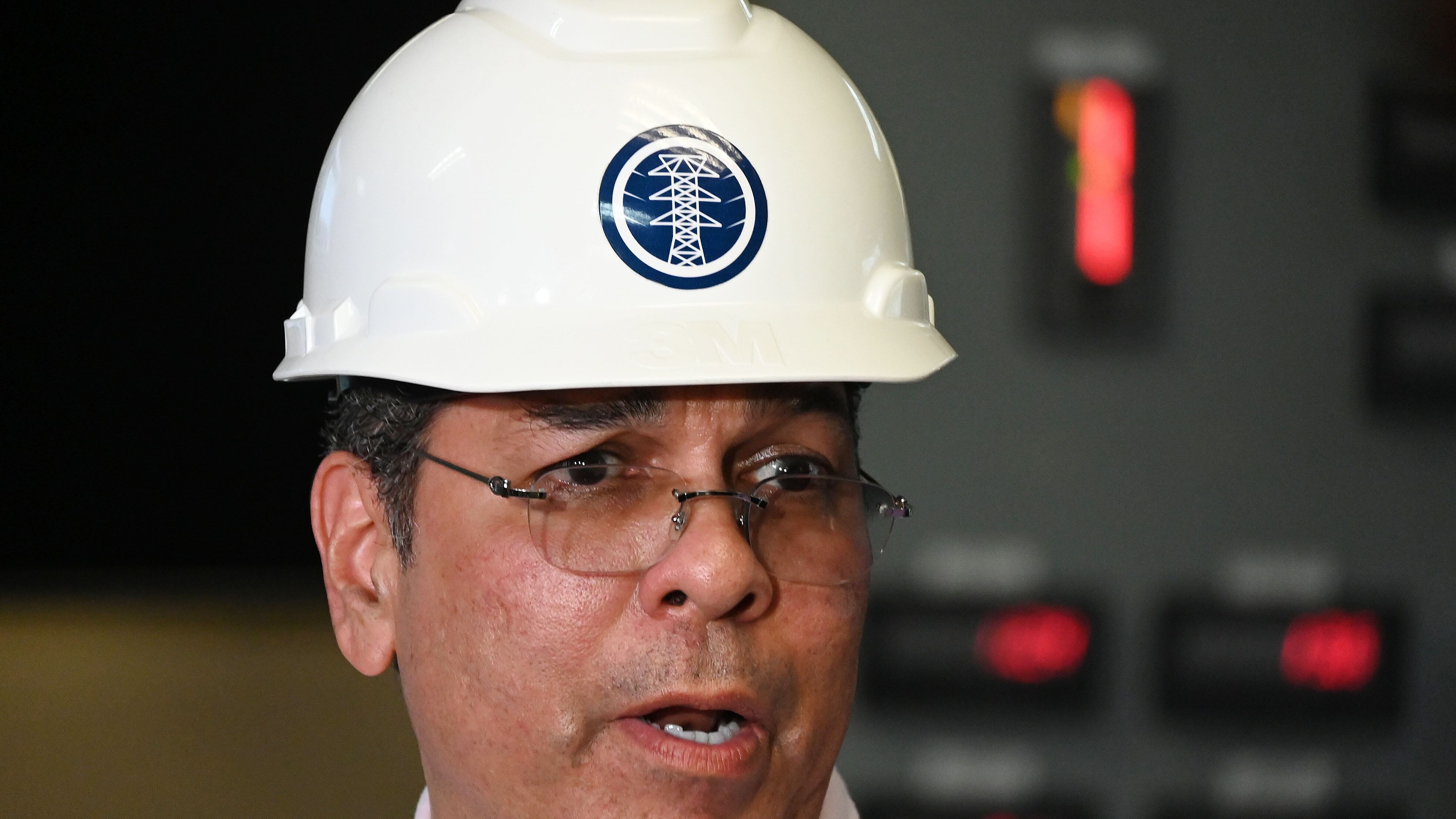 El Czar de la Energía, Josue Colón, realiza una vista ocular sobre la reparación de la unidad 4 de generación de la planta Palo Seco