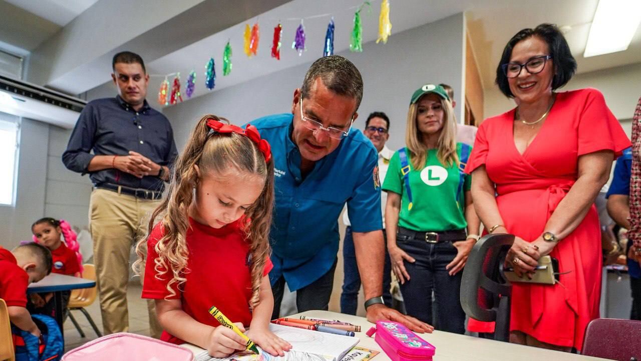 El gobernador, Pedro Pierluisi, visitando la escuela elemental Amalia López de Ávila en el municipio de Camuy tras el inicio del nuevo año escolar.