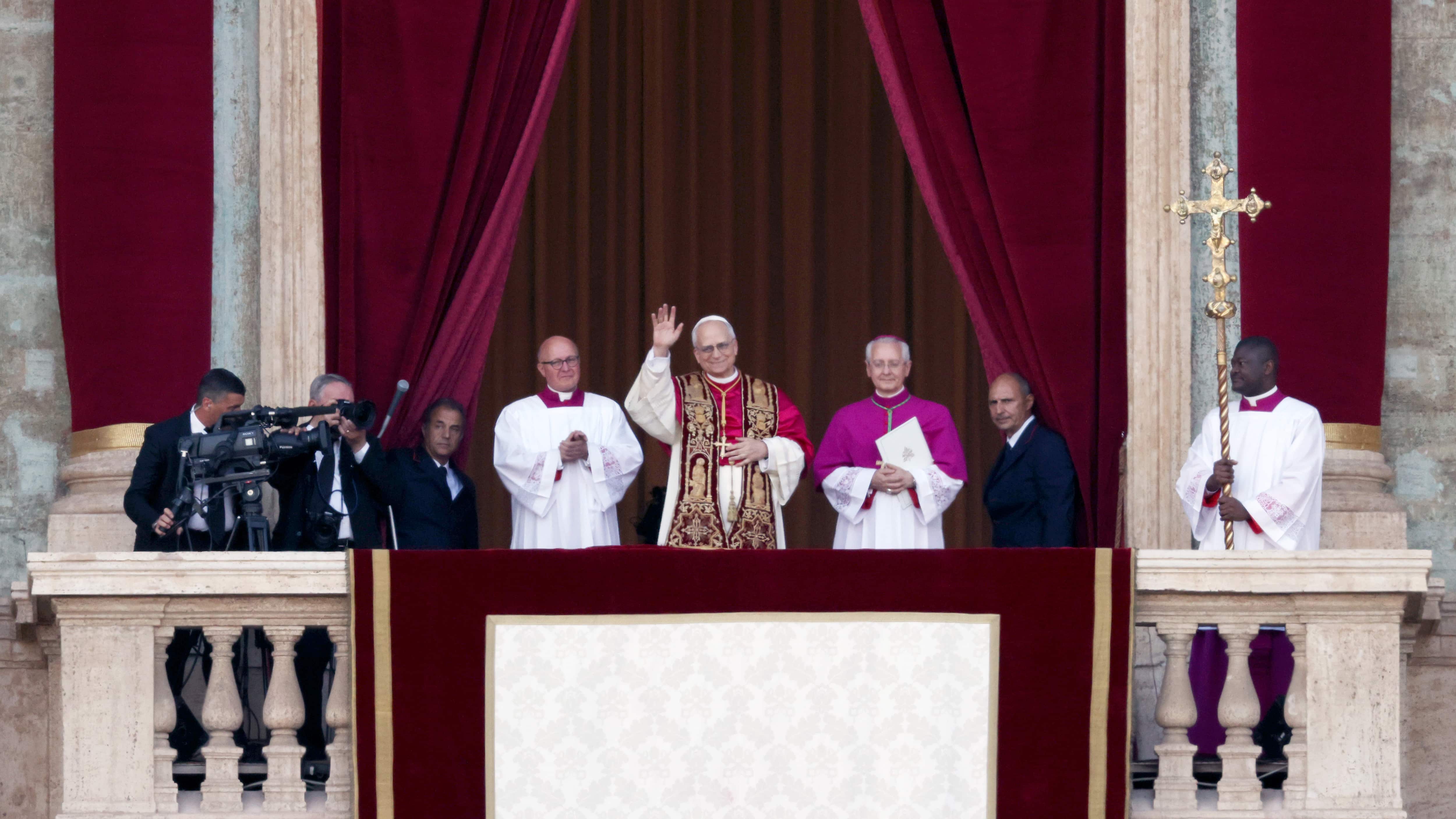CIUDAD DEL VATICANO, VATICANO - 8 DE MAYO: El recién elegido Pontífice, el Papa León XIV, es visto por primera vez desde el balcón del Vaticano el 8 de mayo de 2025 en la Ciudad del Vaticano. El cardenal Robert Prevost será conocido como el Papa León XIV. Una columna de humo blanco se avistó sobre el Vaticano a primera hora de la tarde, ya que el Cónclave de Cardenales tardó solo dos días en elegir al nuevo Pontífice tras el fallecimiento del Papa Francisco el Lunes de Pascua. (Foto de Dan Kitwood/Getty Images)