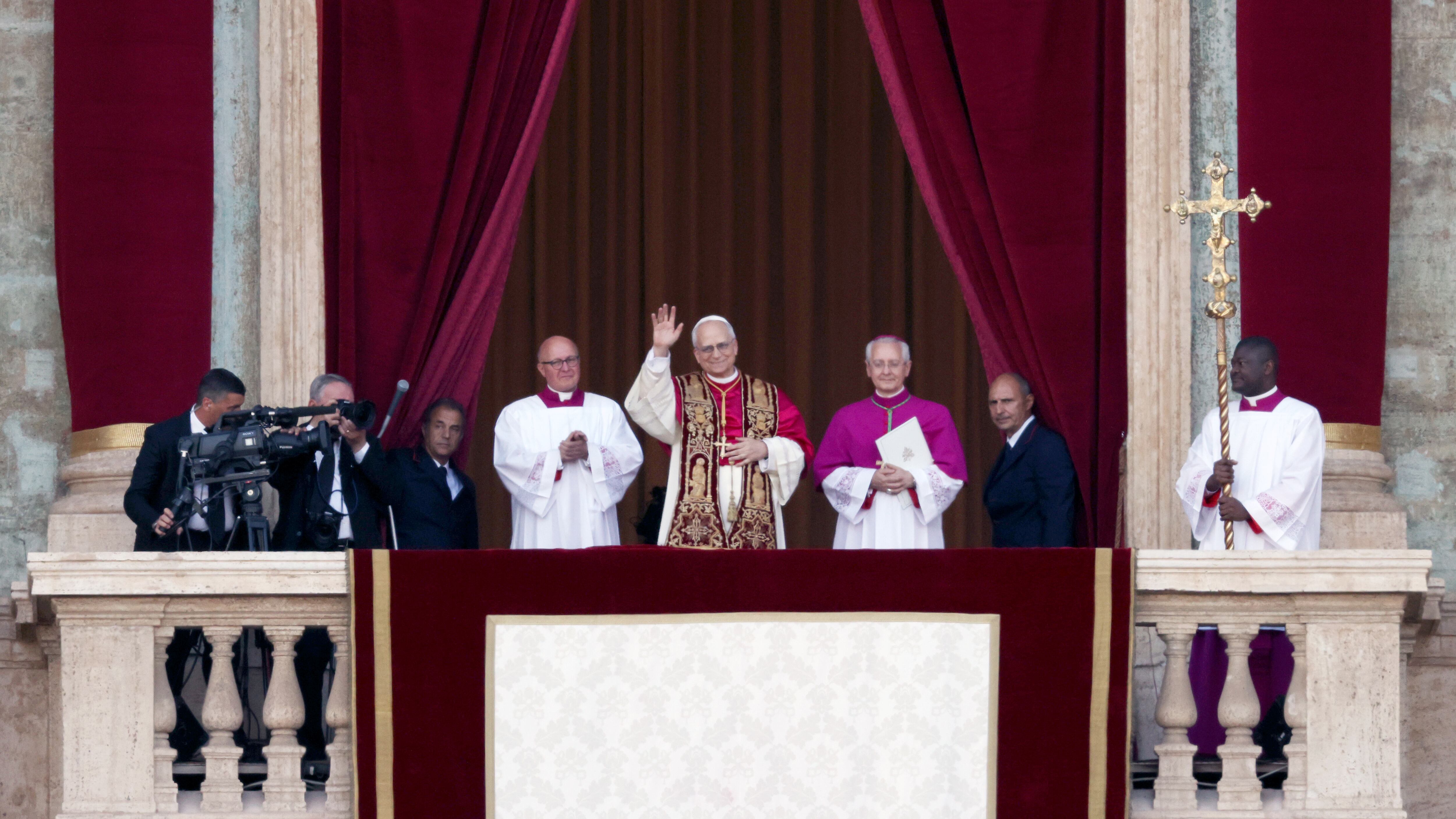 CIUDAD DEL VATICANO, VATICANO - 8 DE MAYO: El recién elegido Pontífice, el Papa León XIV, es visto por primera vez desde el balcón del Vaticano el 8 de mayo de 2025 en la Ciudad del Vaticano. El cardenal Robert Prevost será conocido como el Papa León XIV. Una columna de humo blanco se avistó sobre el Vaticano a primera hora de la tarde, ya que el Cónclave de Cardenales tardó solo dos días en elegir al nuevo Pontífice tras el fallecimiento del Papa Francisco el Lunes de Pascua. (Foto de Dan Kitwood/Getty Images)