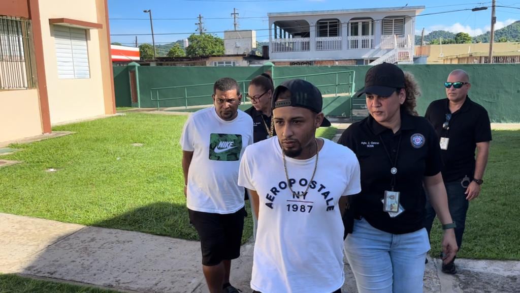 Arrestan a tres hombres y una mujer por armas y drogas en residencial de Humacao