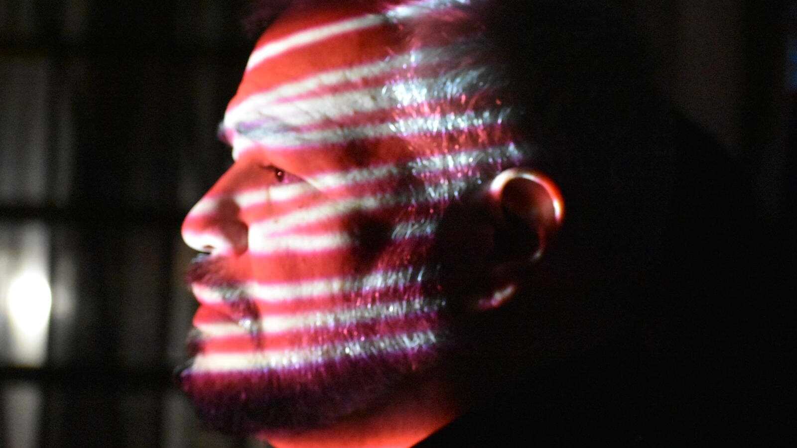 La pieza presenta un viaje emocional que desentraña la complejidad de la mente humana.