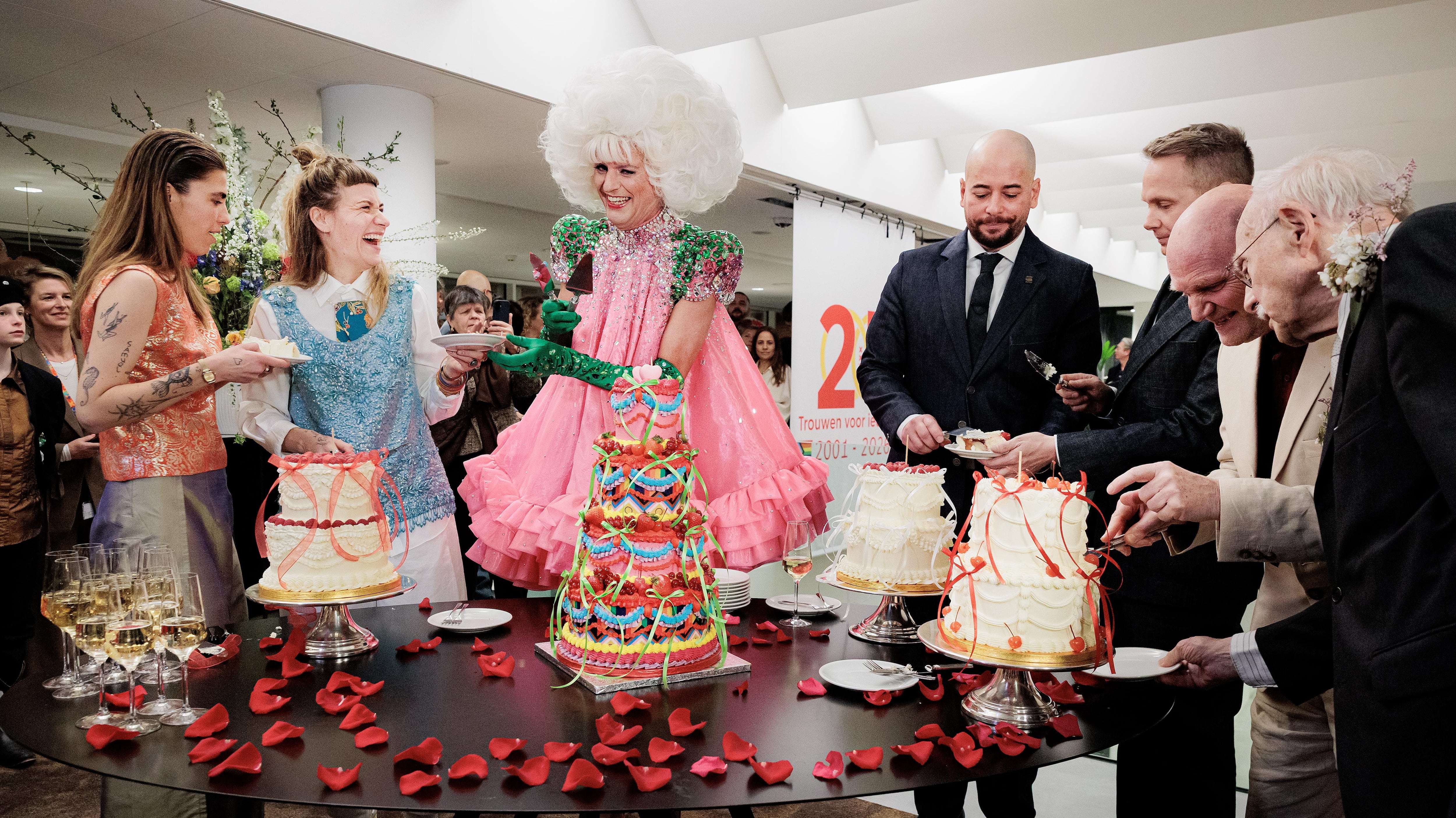 Tres parejas cortan el pastel de bodas después de casarse durante una ceremonia para conmemorar el 25º aniversario del primer matrimonio entre personas del mismo sexo celebrado en el mundo, en Ámsterdam, Países Bajos, el 1 de abril de 2026. El 1 de abril de 2001, Países Bajos se convirtió en el primer país del mundo en legalizar el matrimonio entre personas del mismo sexo. EFE/EPA/RAMON VAN FLYMEN