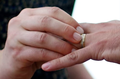 Novia sufre infarto durante su boda y tras confirmarse su muerte el novio acepta casarse con su hermana