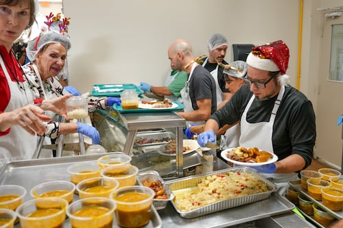 La Fondita de Jesús brinda cena navideña a personas sin hogar y envejecientes