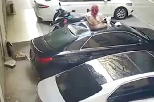 Mujer tenía sexo en la terraza y cayó sobre el auto de un vecino