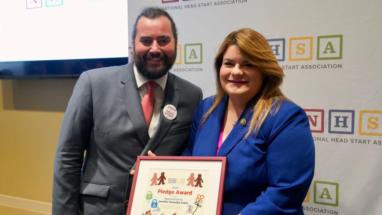 Premian a Jenniffer González por su compromiso con los 'Head Start'.