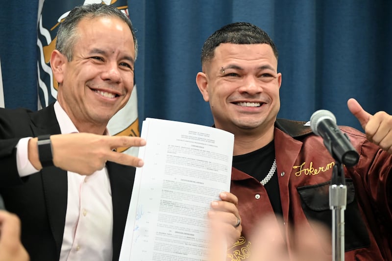 El alcalde de San Juan, Miguel Romero firma acuerdo para comenzar talleres de musica urbana entre otras, para estudiantes de San Juan