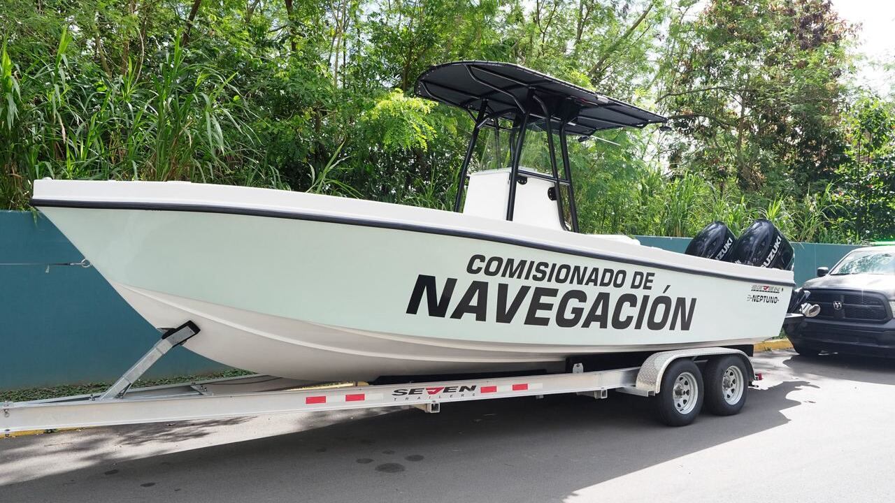 DRNA entrega vehículos y embarcaciones al Cuerpo de Vigilantes.